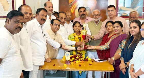 कांग्रेस कार्यालय में जिज्ञासा बघेल का किया सम्मान