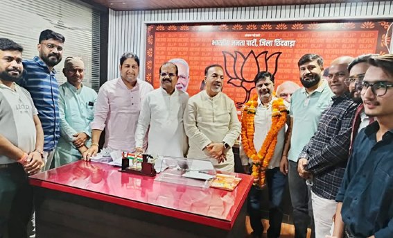 नवनियुक्त व्यापारी प्रकोष्ठ जिला संयोजक अरूण शर्मा का किया सम्मान