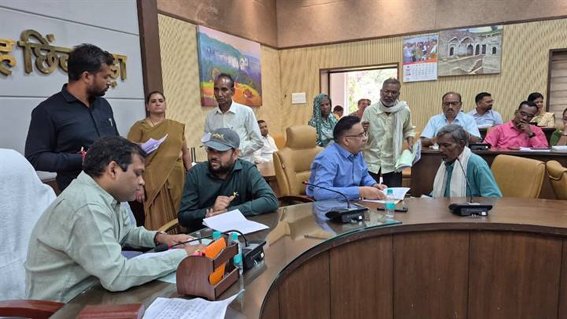 कलेक्टर श्री नारायन ने सुनी 175 आवेदकों की समस्यायें