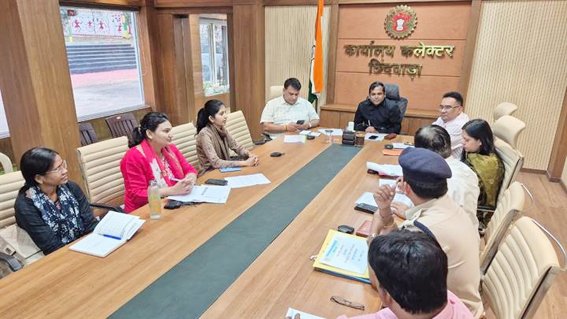  कलेक्टर ने कहा अवैध नशीले पदार्थों और नकली शराब पर कार्रवाई करें