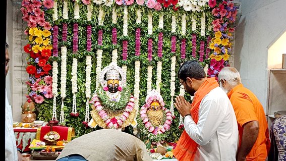 बेरडी पहुंचे सांसद ने किये भगवान श्री विठ्ठल-रुक्मिणी माई के दर्शन